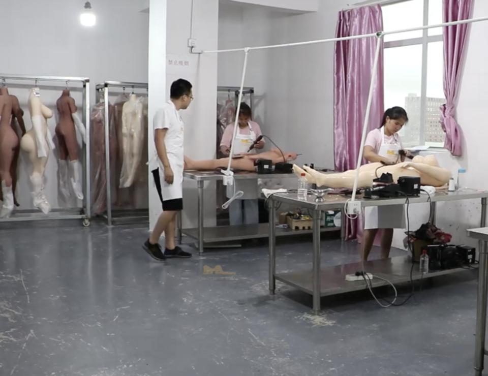 il più grande luogo di produzione di bambole del sesso in Cina