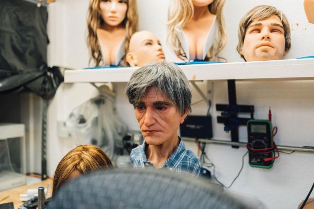 realdoll-a eliberat-o-bărbați-vârstnici-ai-sex-papus