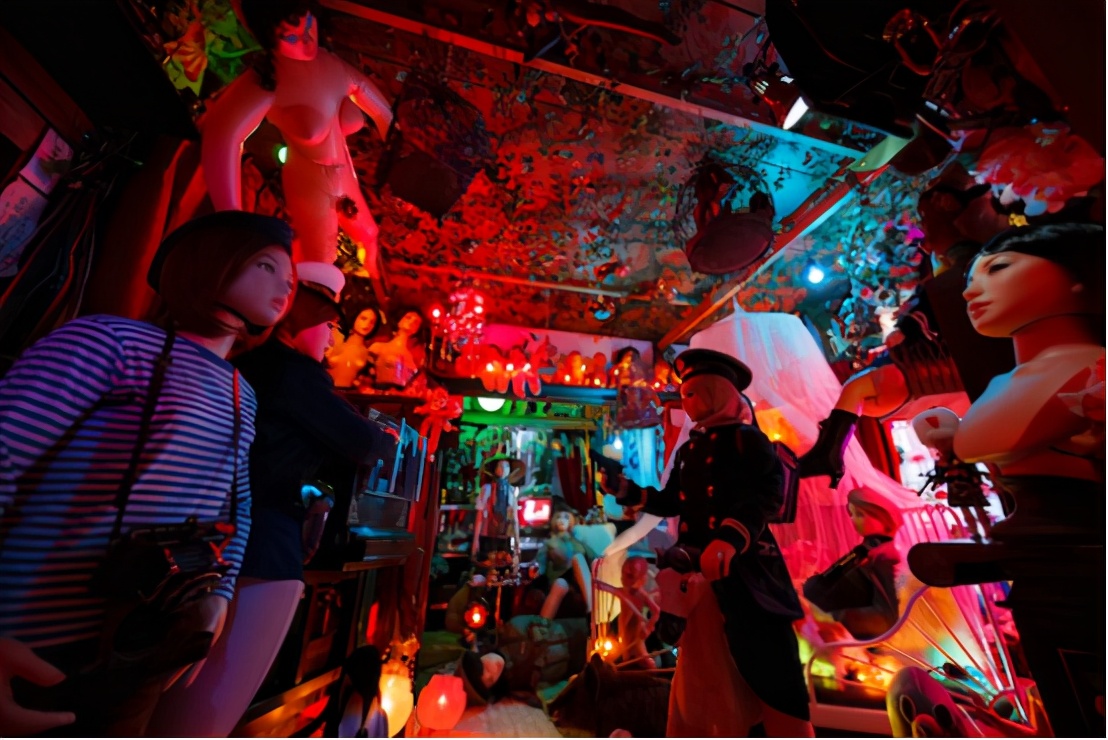 japanese-photographer-transforms-his-residence-into-a-sex-doll-museum-3