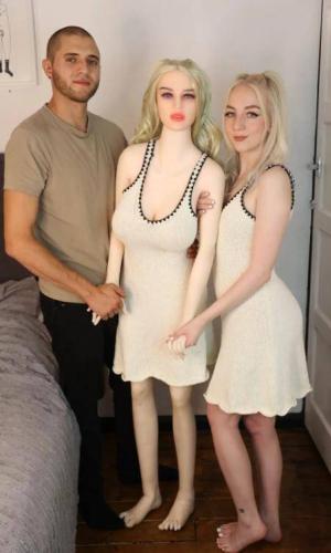 la moglie invia al marito una bambola del sesso personalizzata, esattamente come se stessa-3