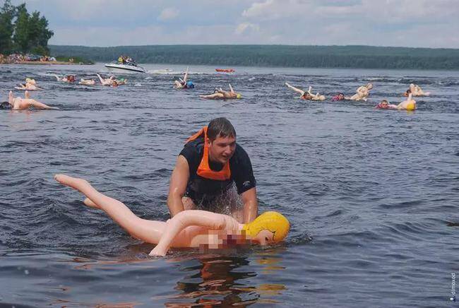 inflatable-sex-doll-river-race-attracts-thousands-of-men-and-women-in-russia-1