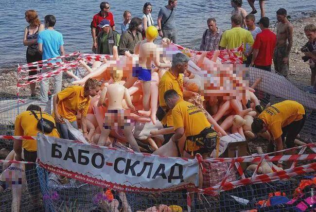 inflatable-sex-doll-river-race-attracts-thousands-of-men-and-women-in-russia-2