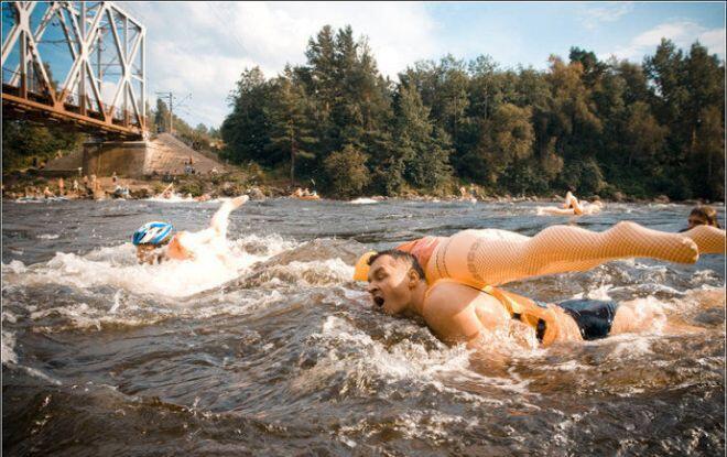 inflatable-sex-doll-river-race-attracts-thousands-of-men-and-women-in-russia-4