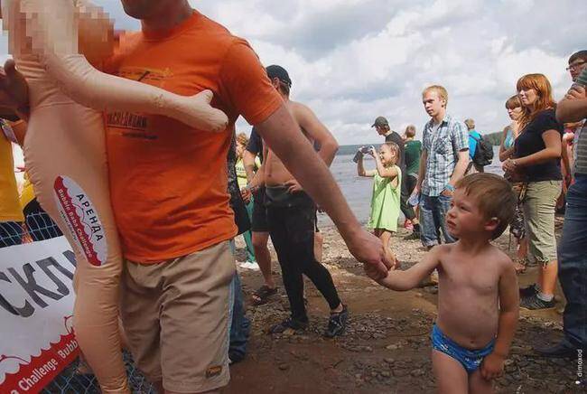 inflatable-sex-doll-river-race-attracts-thousands-of-men-and-women-in-russia-5