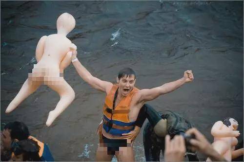 inflatable-sex-doll-river-race-attracts-thousands-of-men-and-women-in-russia-6