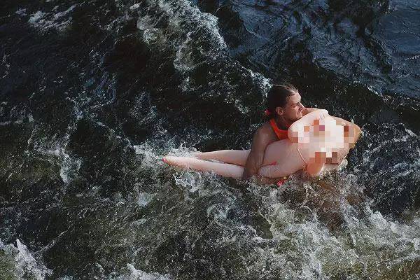inflatable-sex-doll-river-race-attracts-thousands-of-men-and-women-in-russia-8