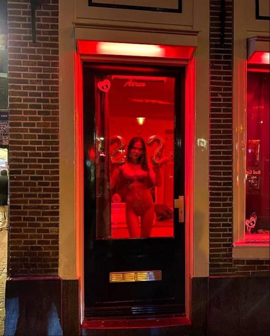 merve-taskin-in-amsterdams-red-light-district-1