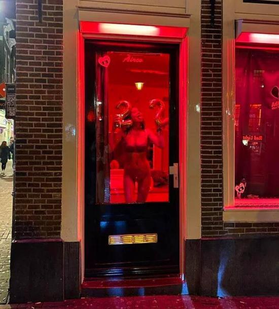 merve-taskin-in-amsterdams-red-light-district