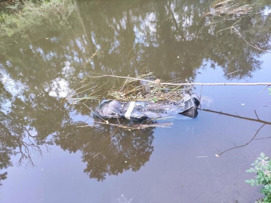 La muñeca sexual está en problemas otra vez y se hace pasar por un cadáver flotante para asustar al público.