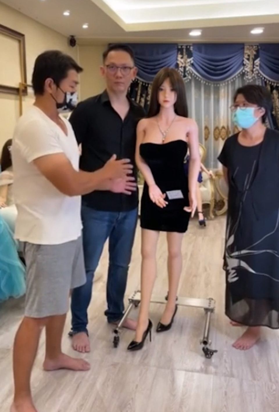 young-engineer-buys-adult-sex-dolls-and-shares-his-feeling