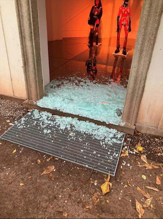 The glass door of the church exhibition hall was smashed by protesters
