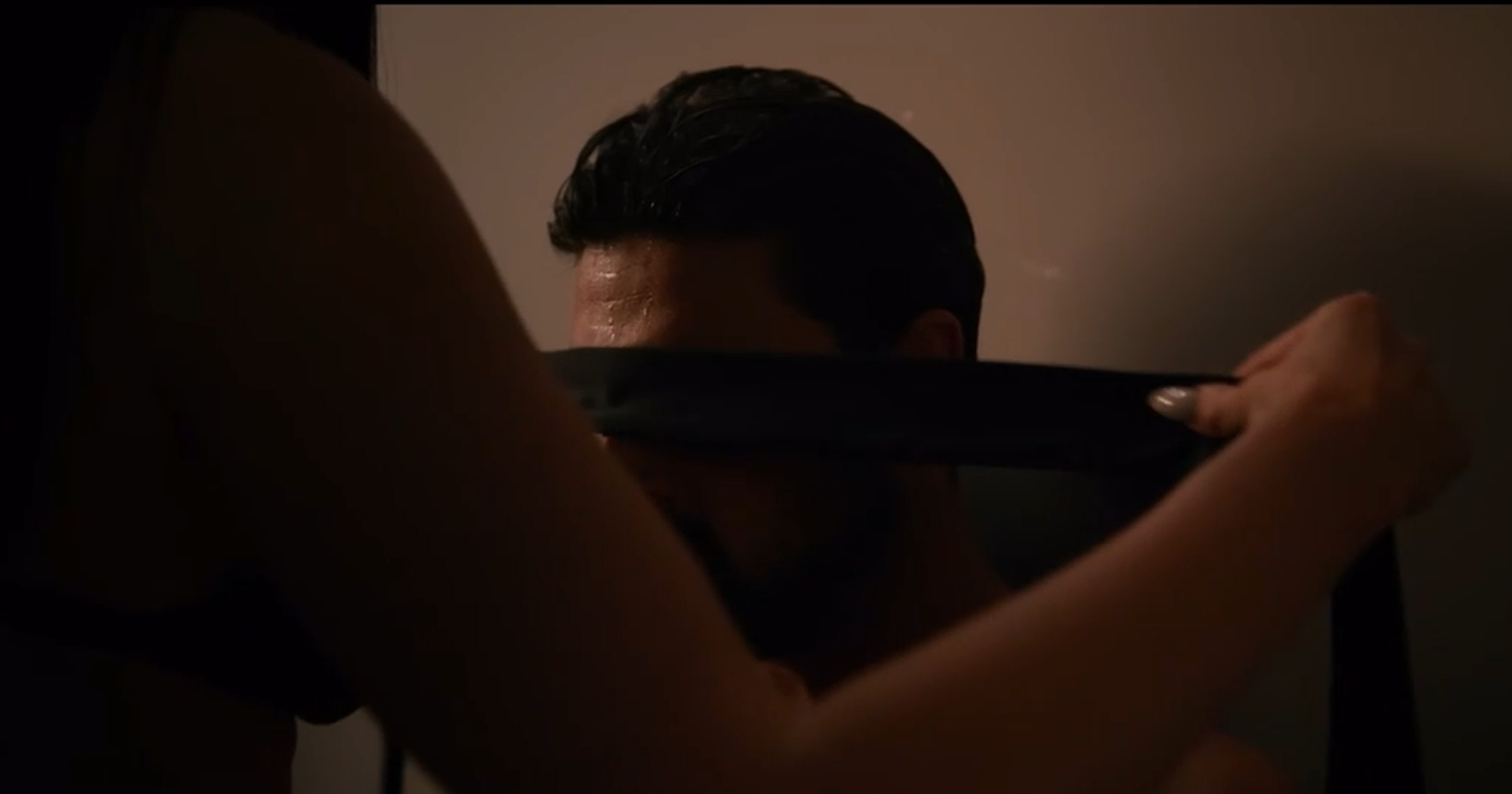 Sexy robot doll housekeeper blindfolds the male master, imitates the voice of the female master and is intimate with the male master. Image source: NetFlix
