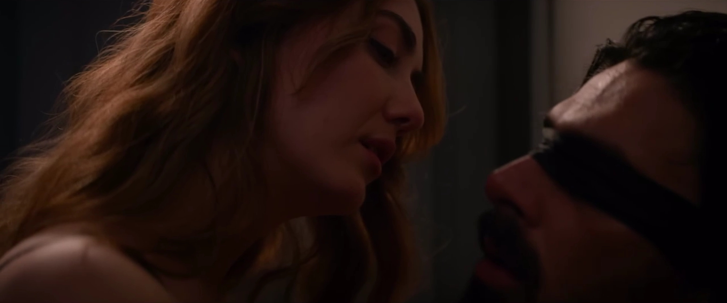 Sexy robot doll housekeeper blindfolds the male master, imitates the voice of the female master and is intimate with the male master. Image source: NetFlix